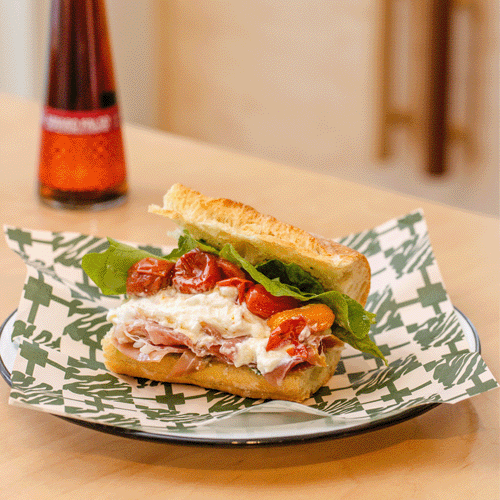 Prosciutto, Burrata, Arugula y Tomate Confit Sando